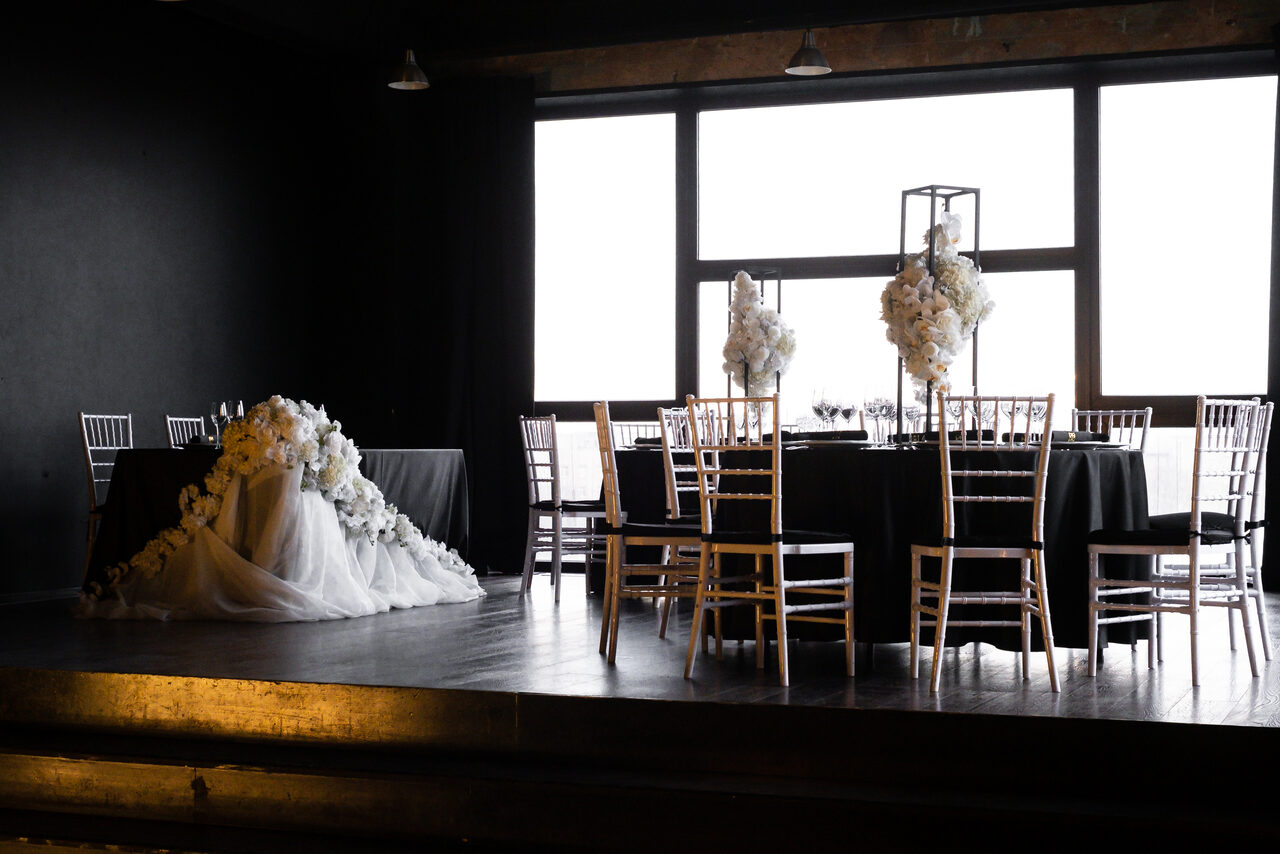 Арендовать Стильный панорамный лофт на Петроградке. Фуршетные высокие столы