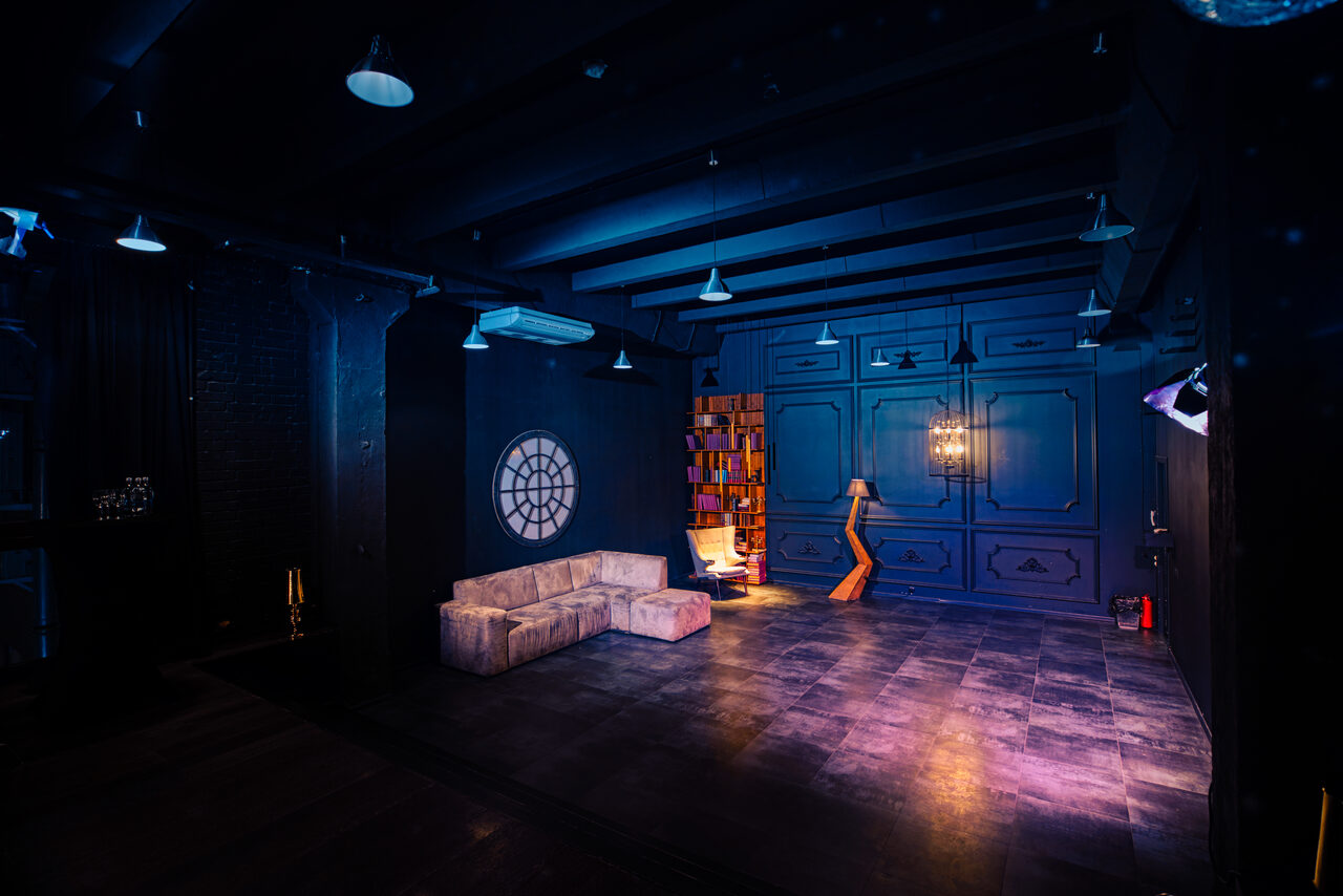 Арендовать Стильный панорамный лофт на Петроградке. Танцующая девушка в дыму