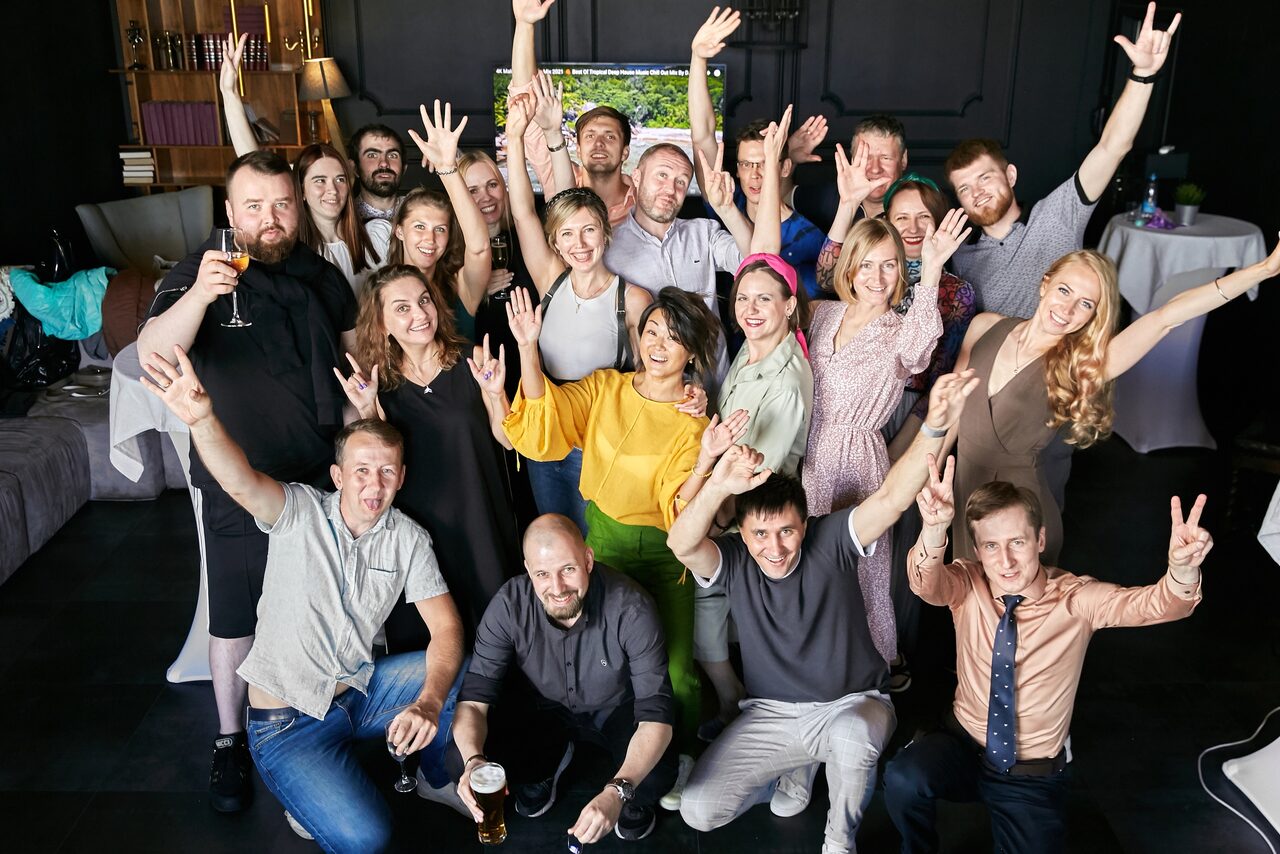 Арендовать Стильный панорамный лофт на Петроградке. Коллектив людей, сидящих за столами и играющих в "мафию"