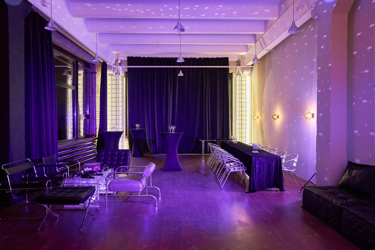 Арендовать Большой стильный лофт с панорамными окнами