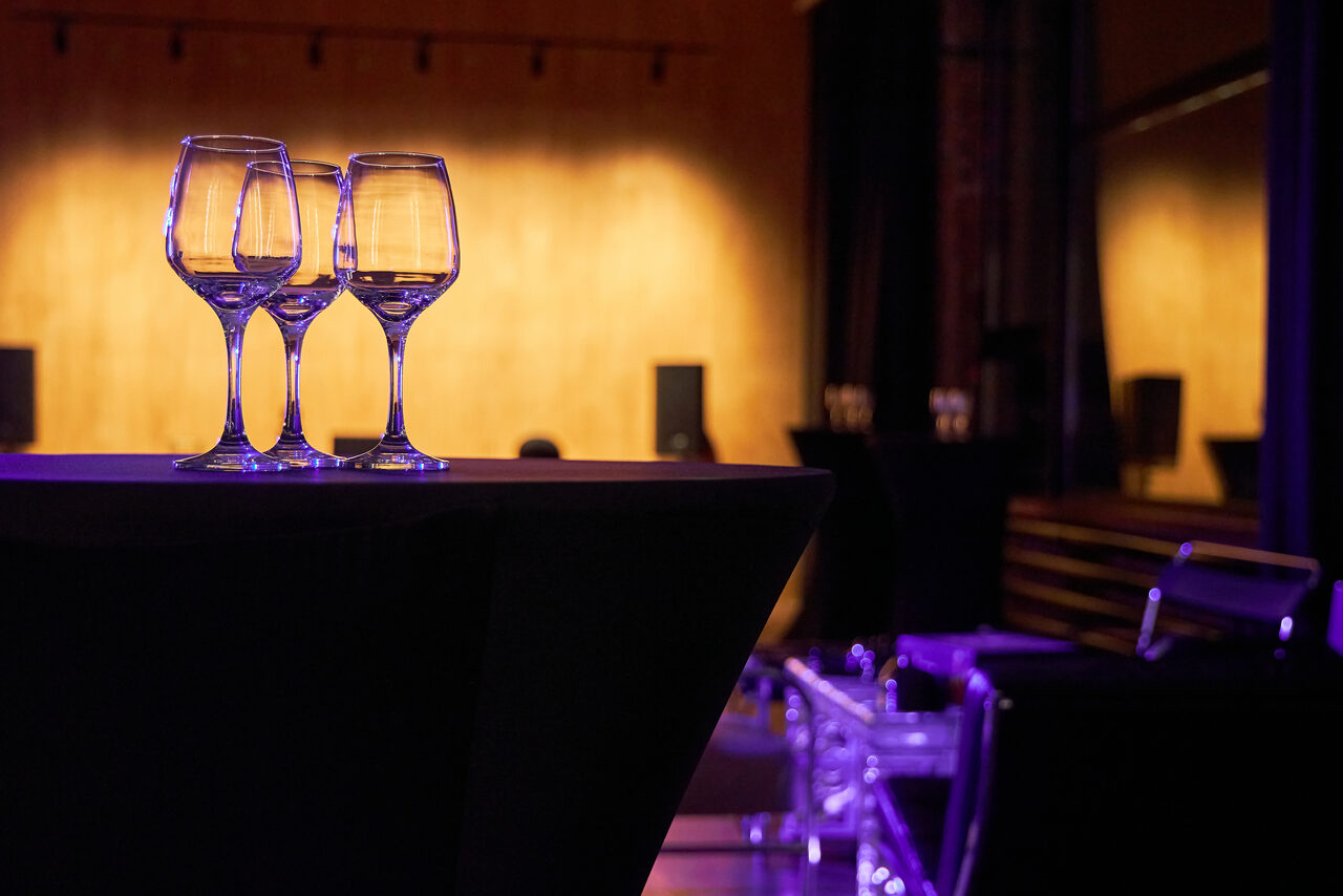 Арендовать Большой стильный лофт с панорамными окнами