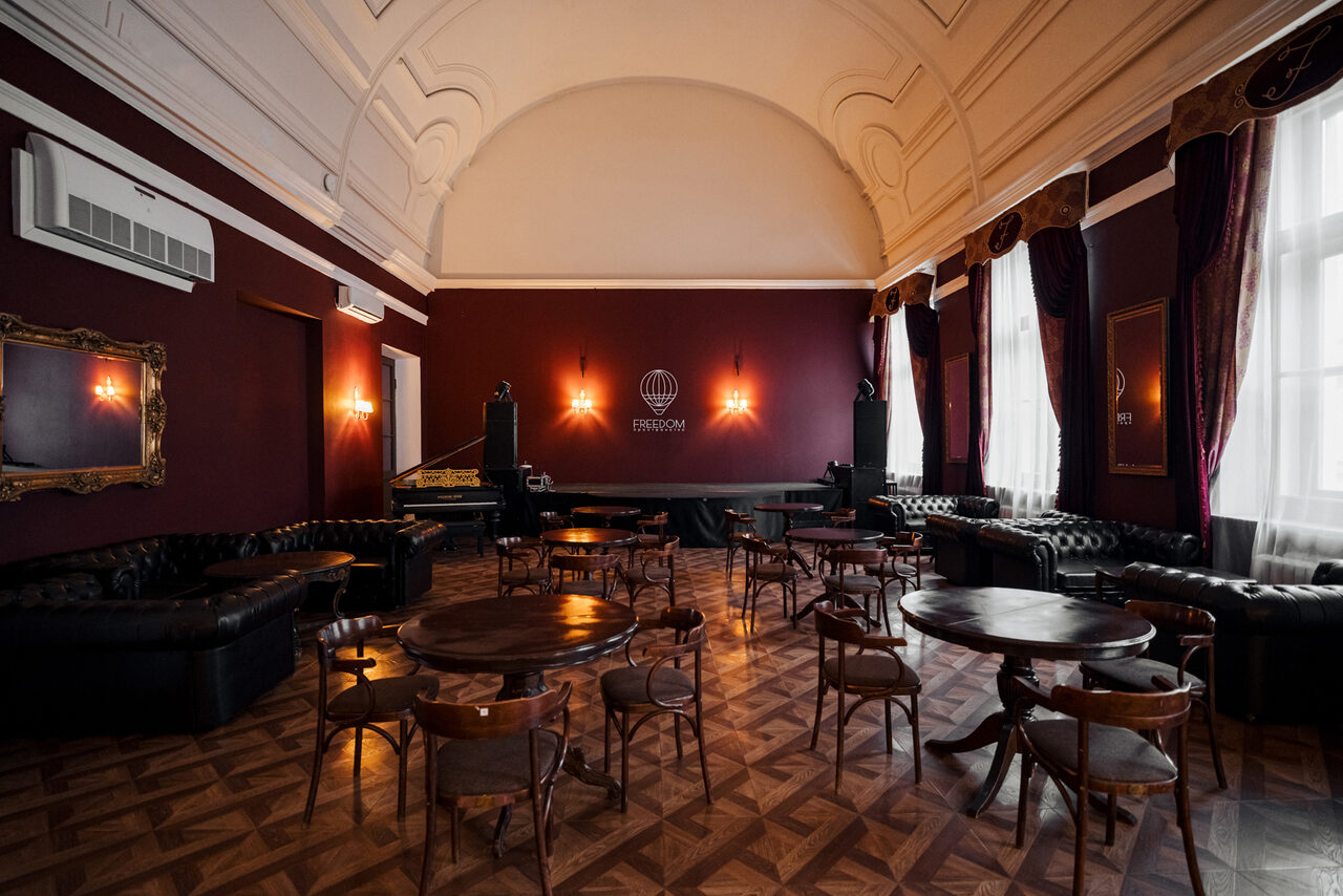 Арендовать Концертный зал со сценой, звуком и светом