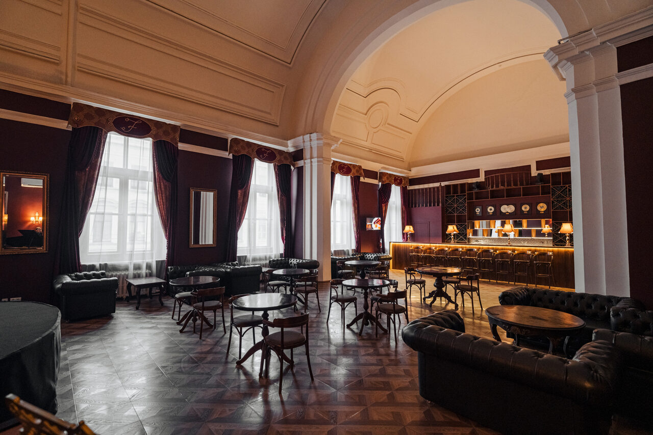 Арендовать Концертный зал со сценой, звуком и светом