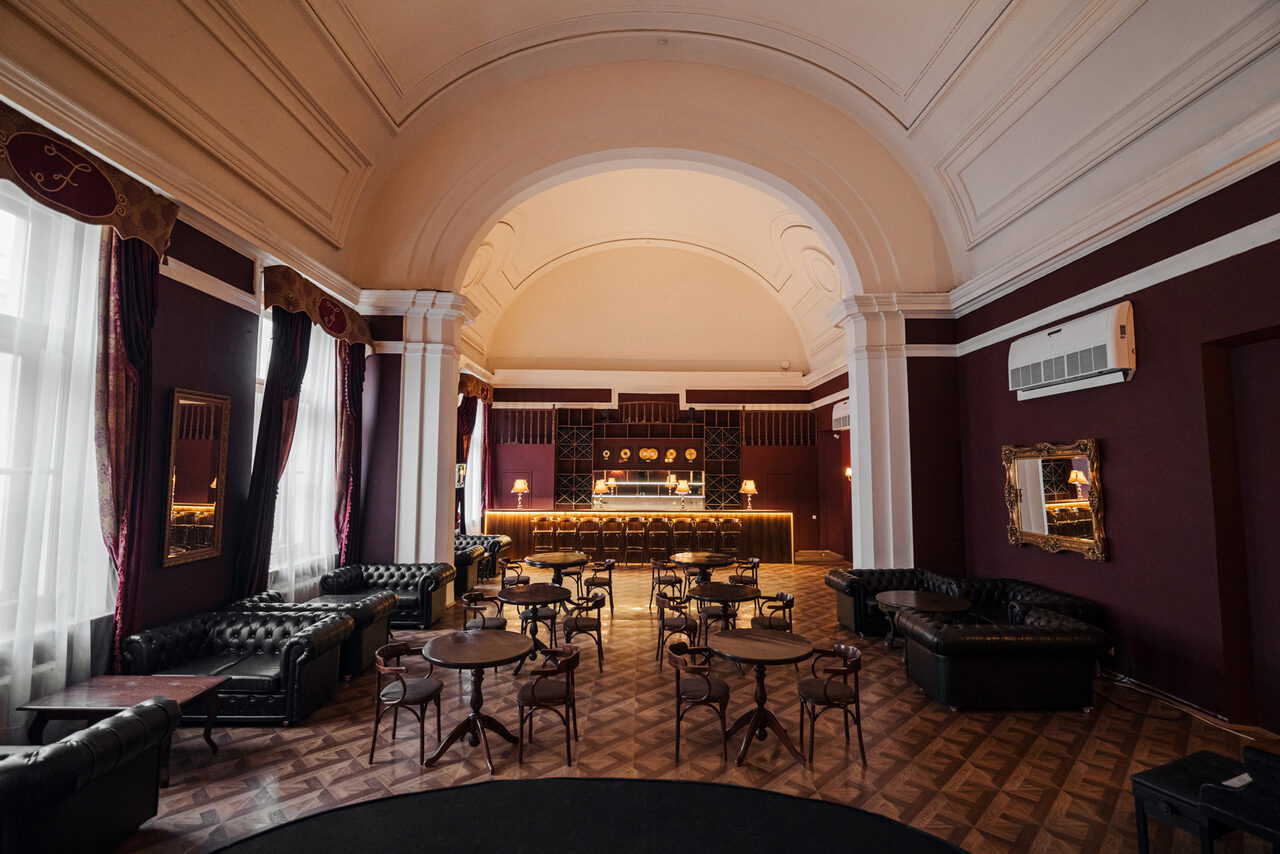 Арендовать Концертный зал со сценой, звуком и светом