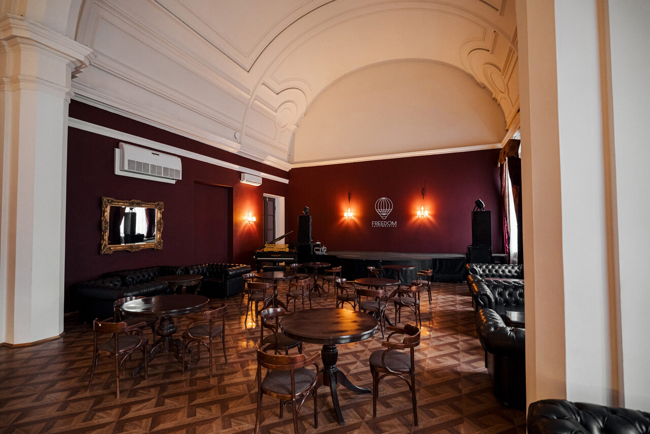 Арендовать Концертный зал со сценой, звуком и светом