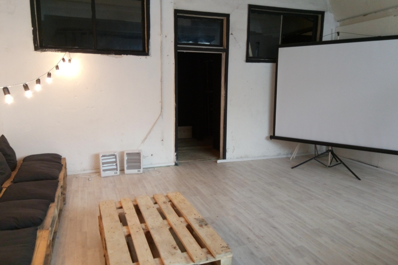 Арендовать Лофт с экраном во всю стену