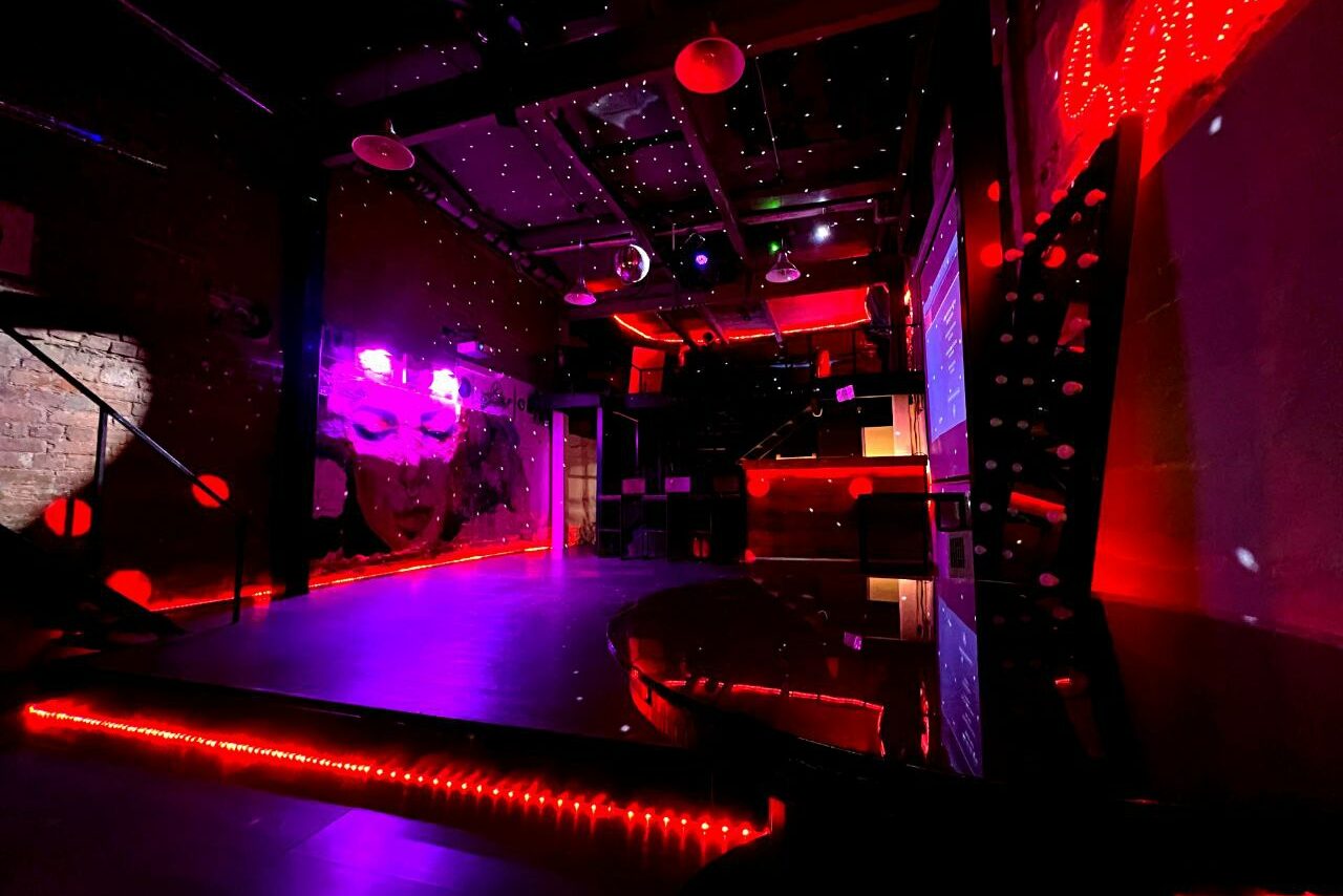 Арендовать Soul Loft . Группы людей позирует на камеру. Они проводят тематическое мероприятие с раскраской лица