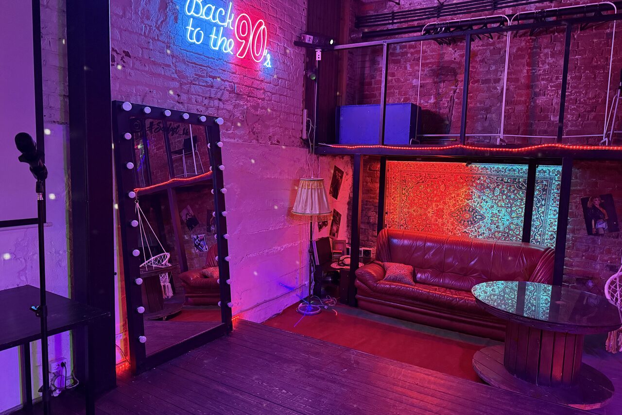 Арендовать Лофт ИЗНАНКА. Зал ЛИХИЕ 90-е