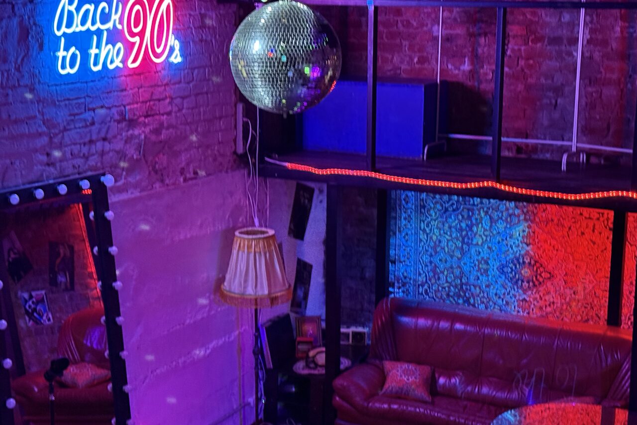 Арендовать Лофт ИЗНАНКА. Зал ЛИХИЕ 90-е