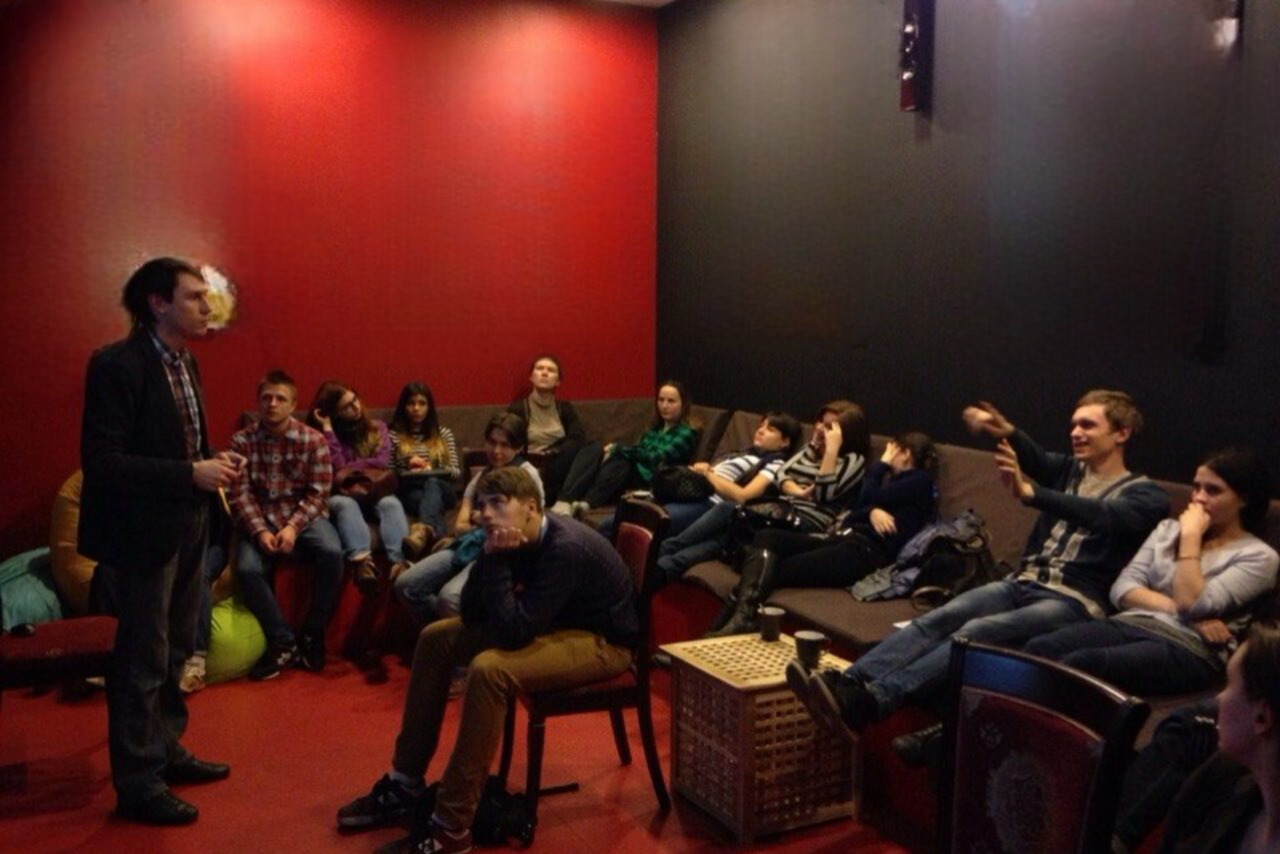 Арендовать Кинокомната в анти-кафе