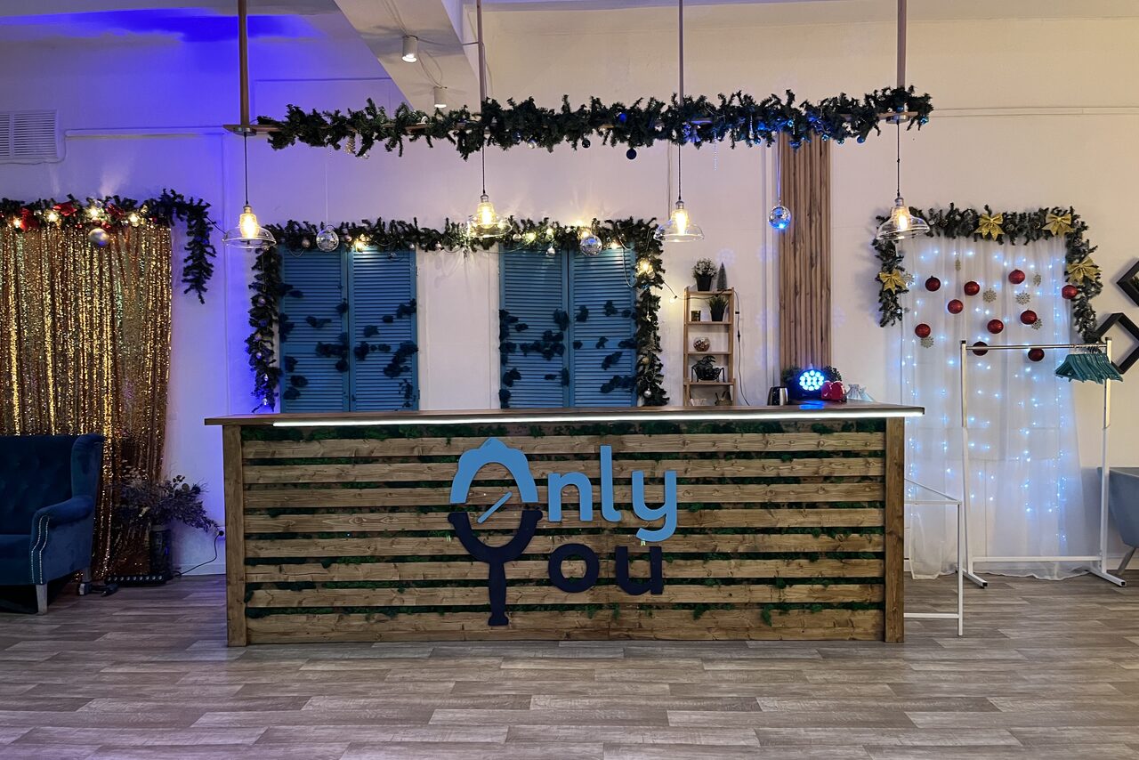 Арендовать White loft with floor-to-ceiling windows 