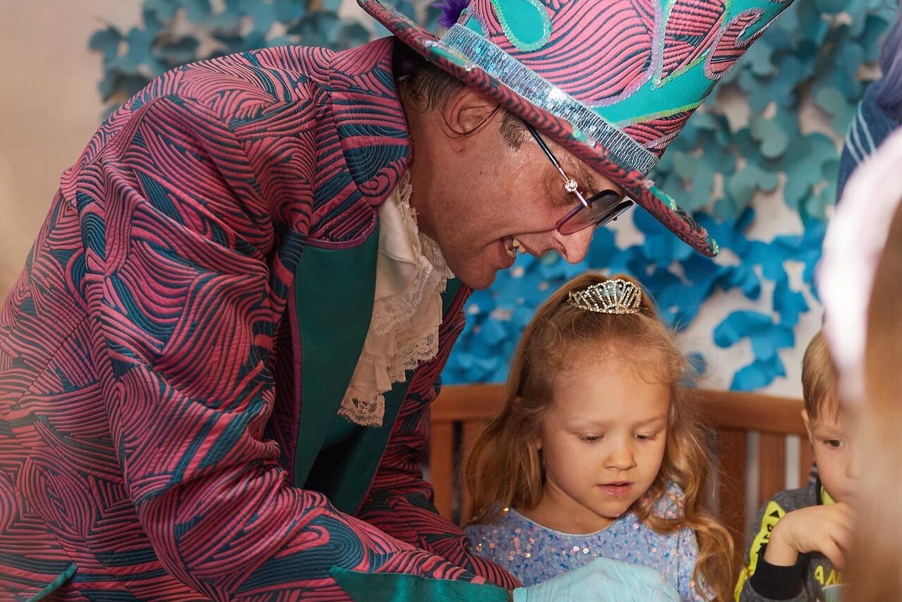 Арендовать Белый лофт с окнами в пол для детских праздников