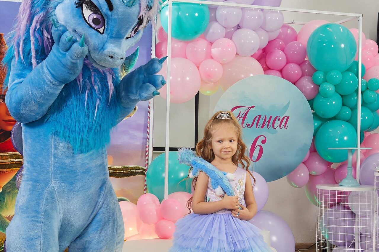 Арендовать Белый лофт с окнами в пол для детских праздников