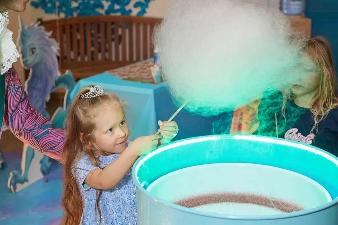 Арендовать Белый лофт с окнами в пол для детских праздников