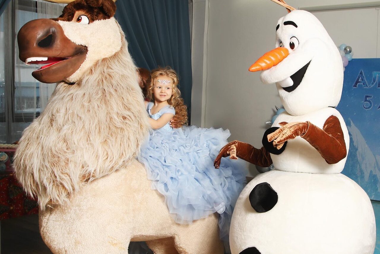 Арендовать Белый лофт с окнами в пол для детских праздников