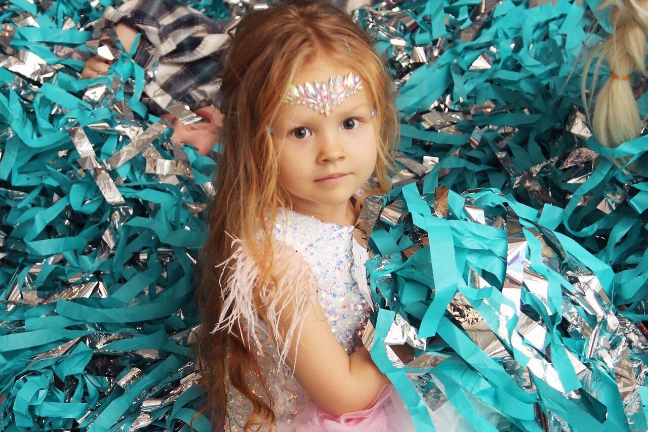 Арендовать Белый лофт с окнами в пол для детских праздников