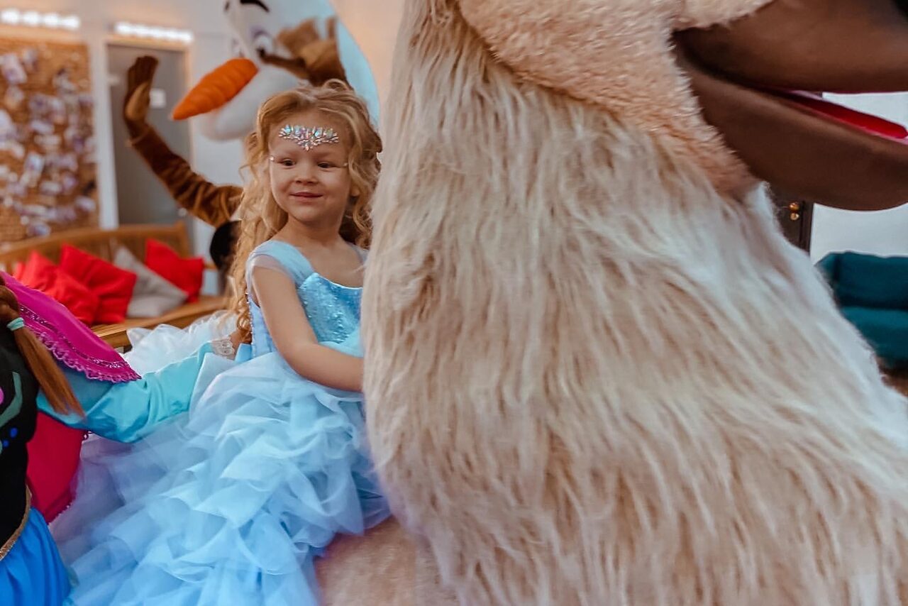 Арендовать Белый лофт с окнами в пол для детских праздников