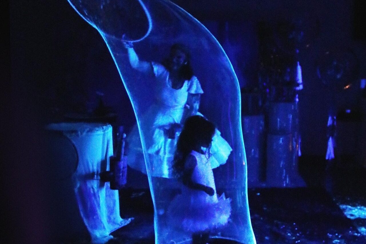 Арендовать Белый лофт с окнами в пол для детских праздников