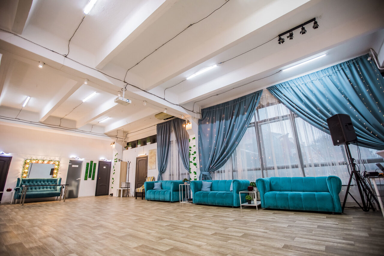 Арендовать Белый лофт с окнами в пол для детских праздников