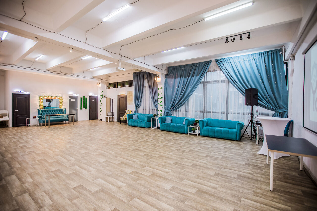 Арендовать Белый лофт с окнами в пол для детских праздников