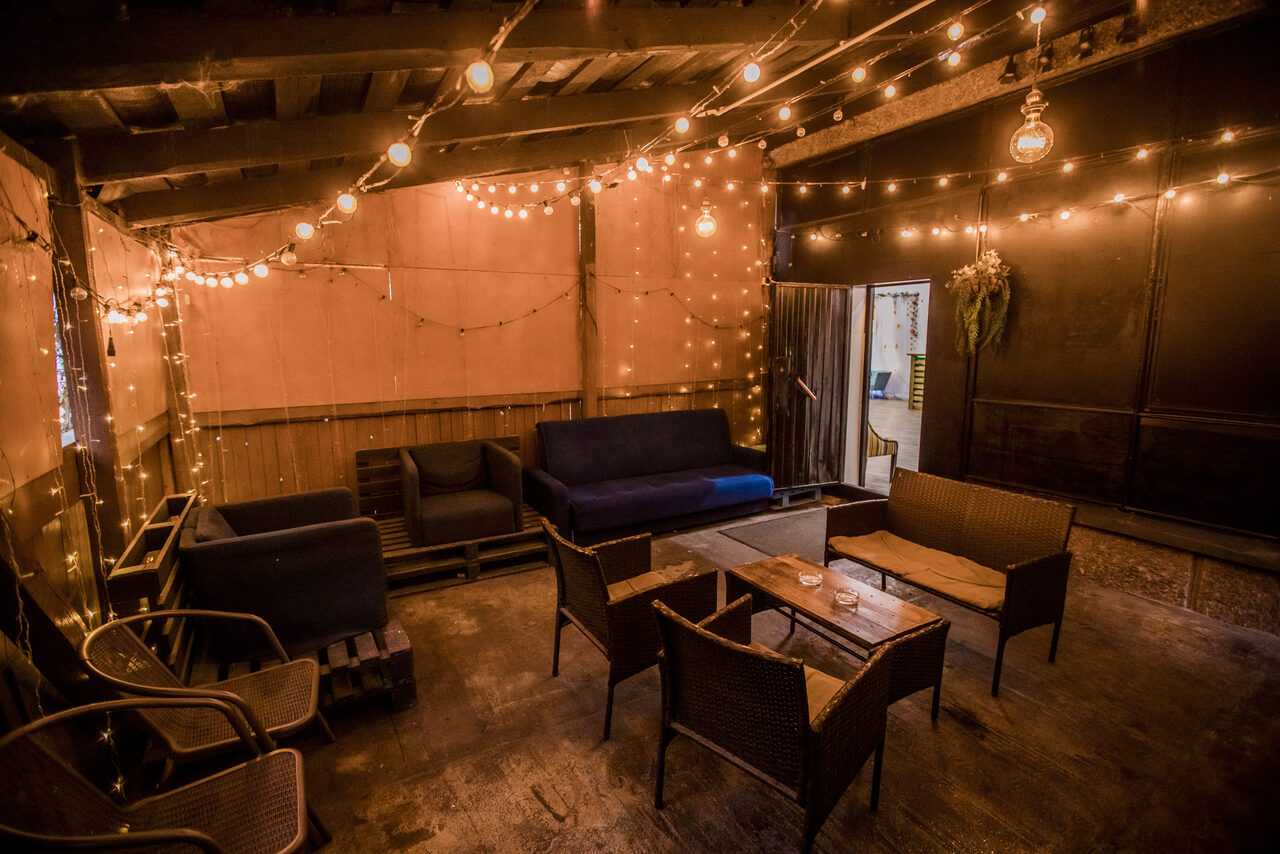 Арендовать Белый лофт с окнами в пол для детских праздников