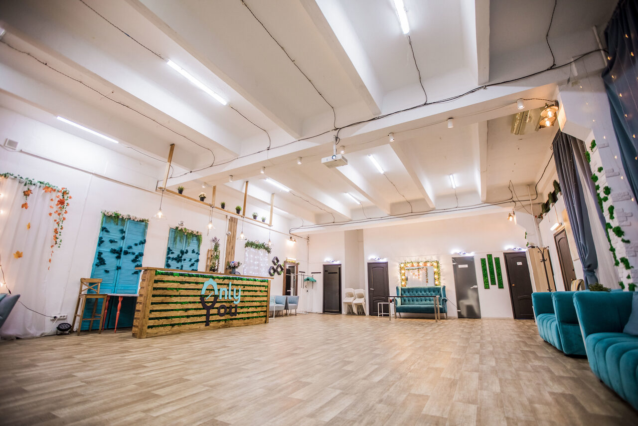 Арендовать Белый лофт с окнами в пол для детских праздников