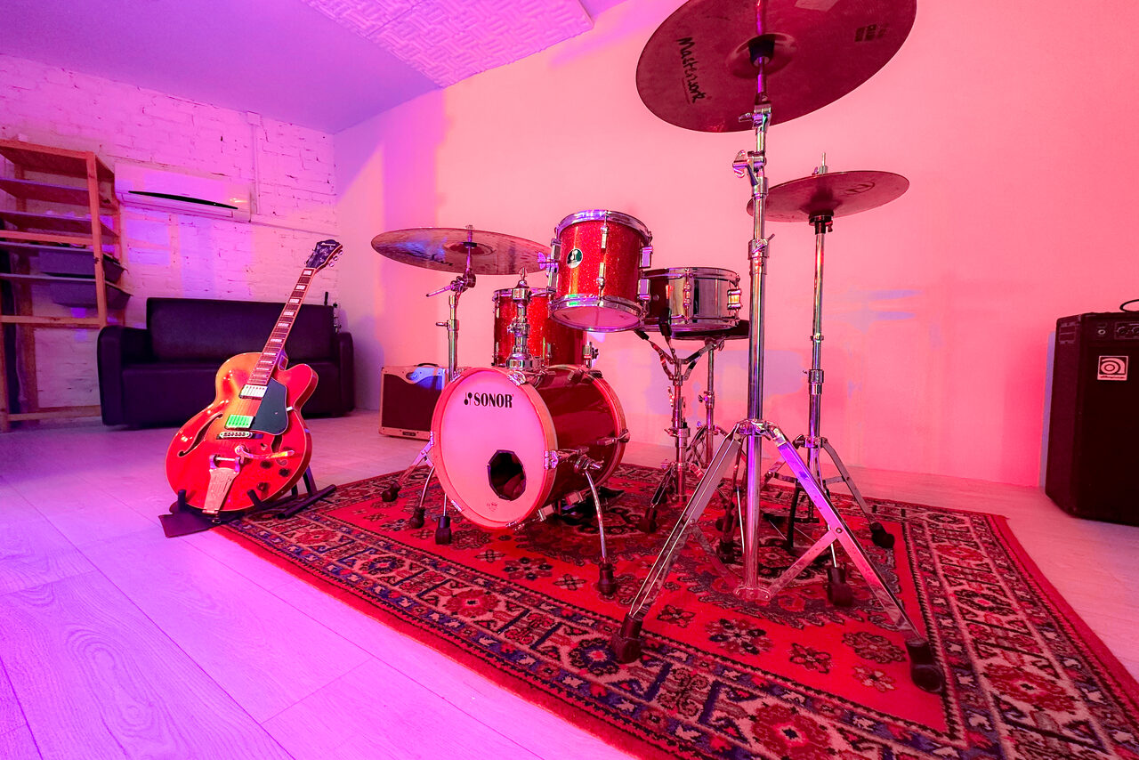 Арендовать Loft for parties and corporate events with stage