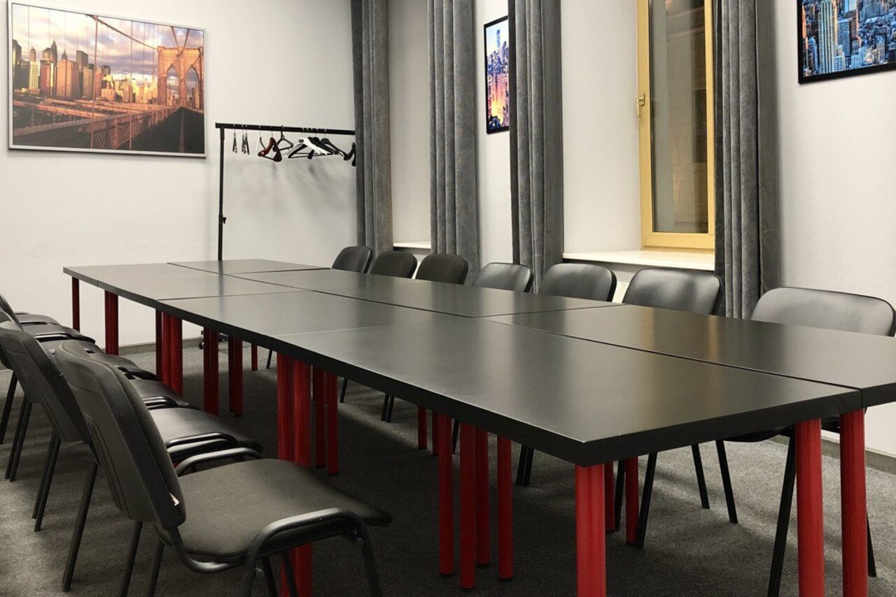 Арендовать Учебный зал с проектором