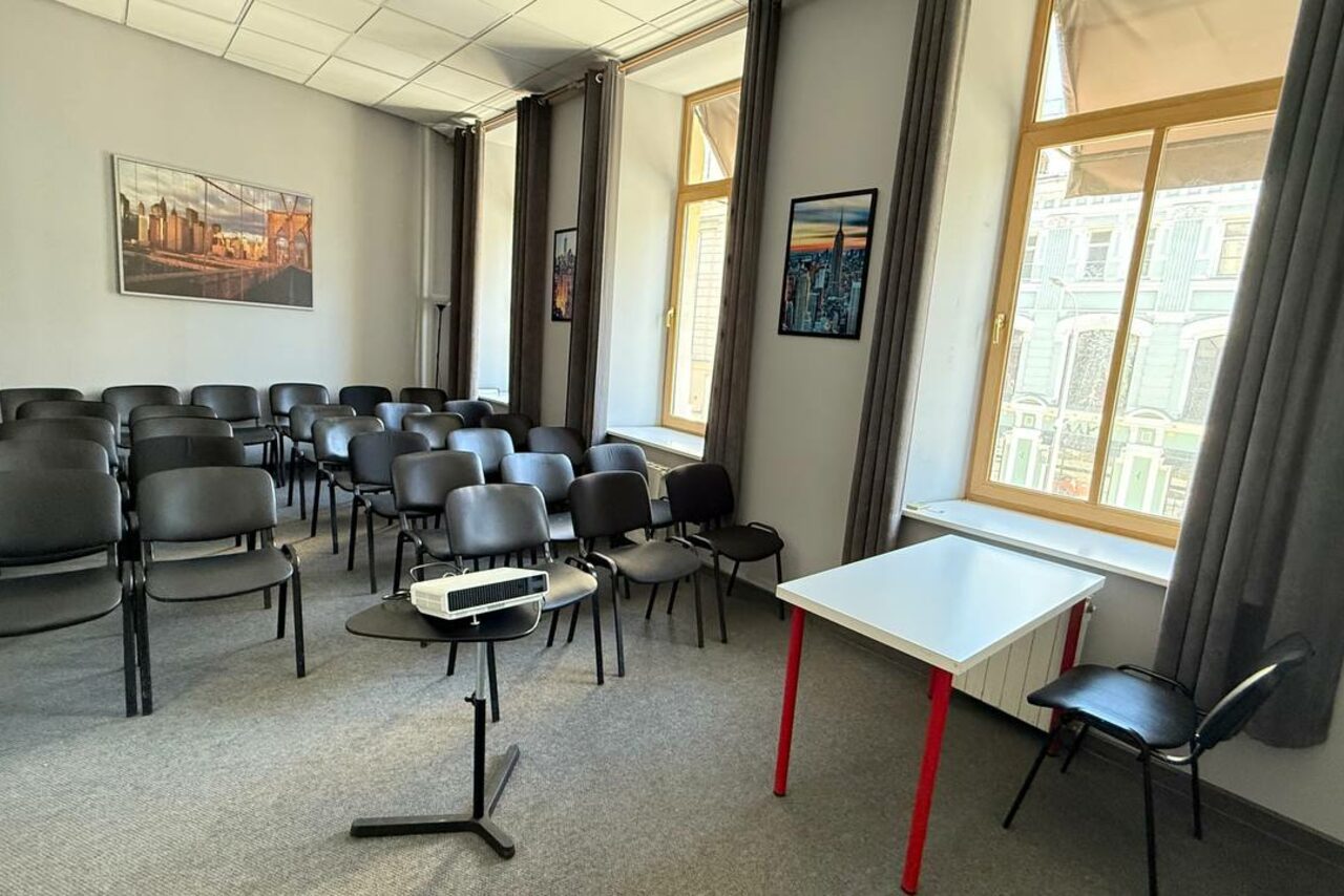 Арендовать Учебный зал с проектором