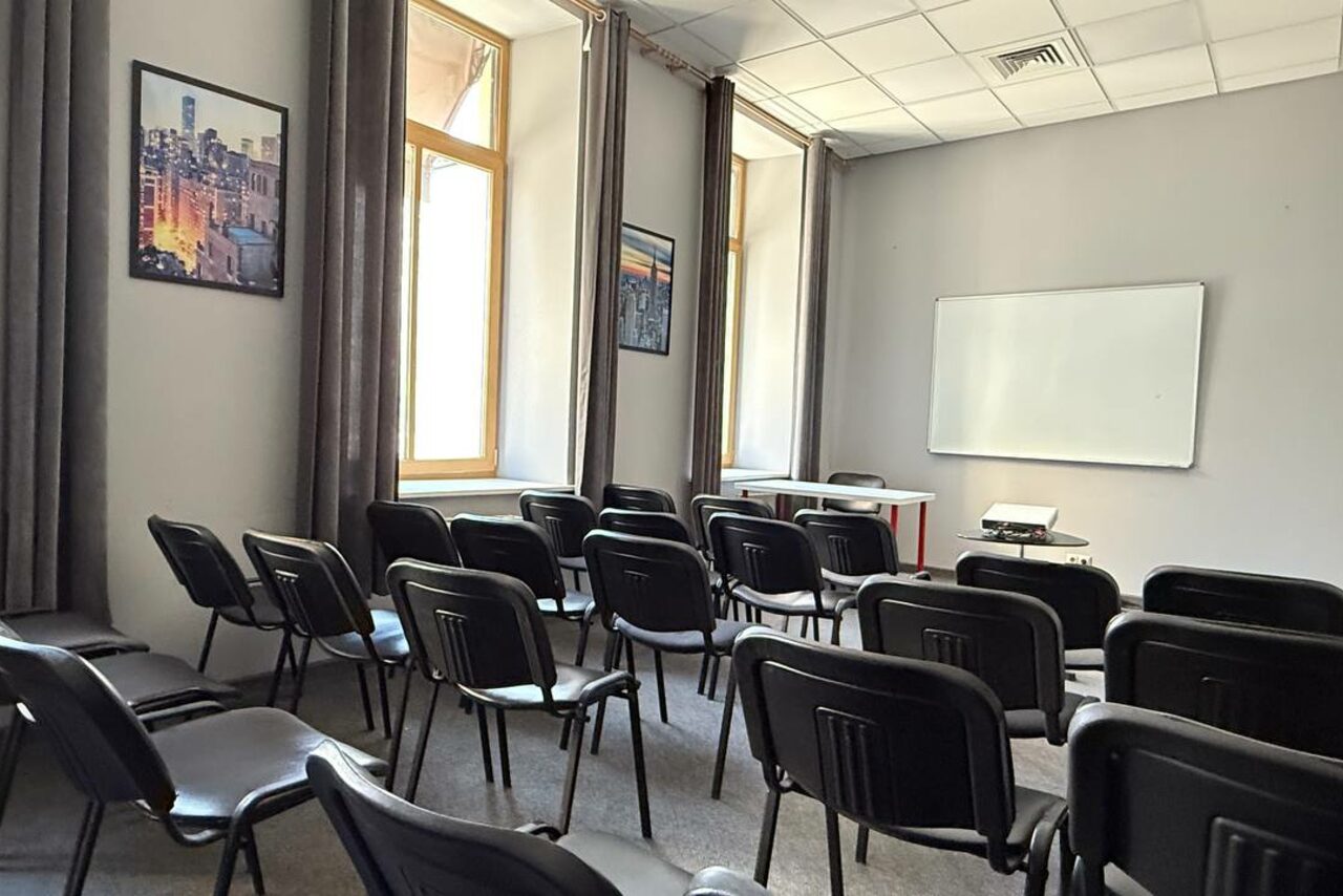 Арендовать Учебный зал с проектором