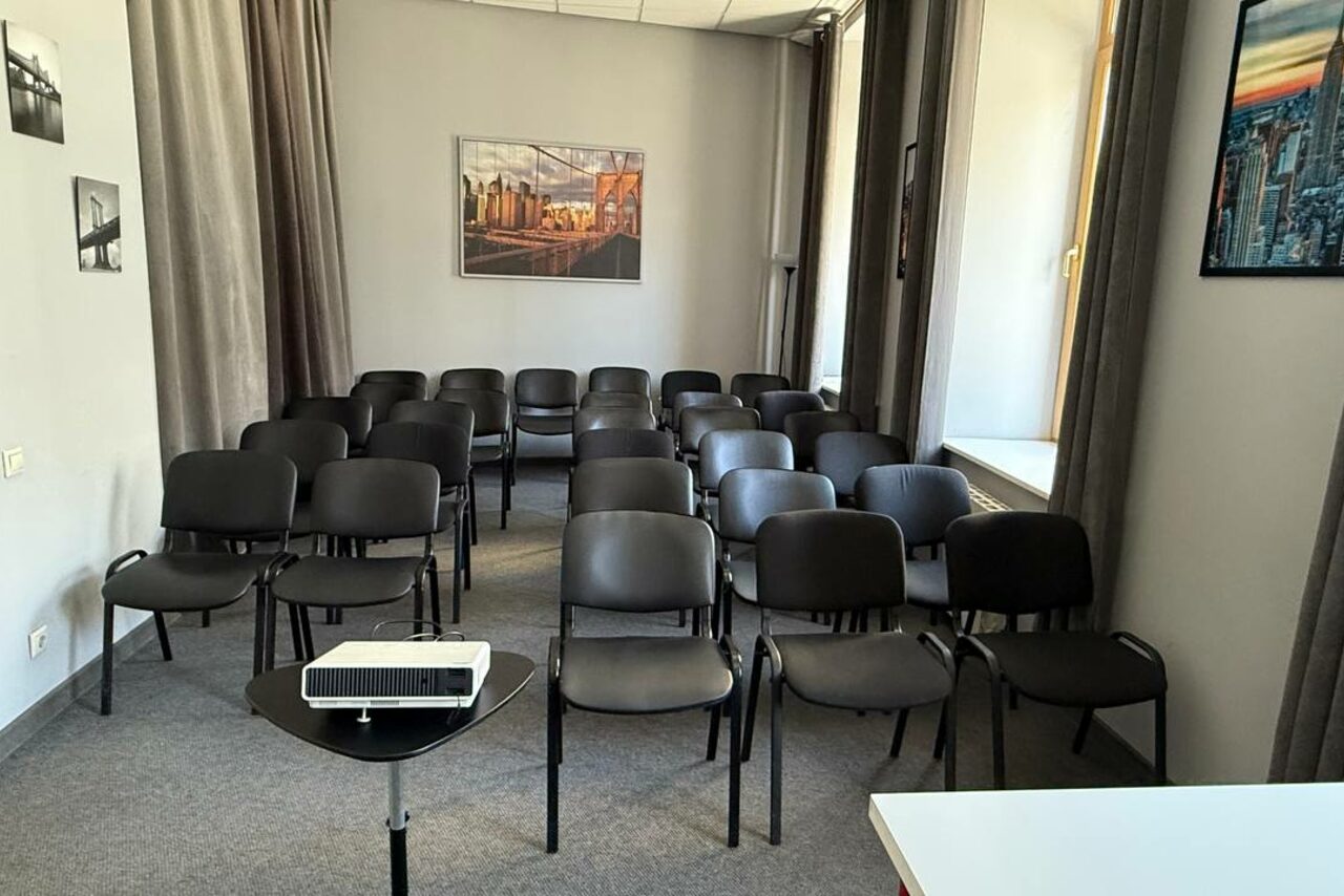 Арендовать Учебный зал с проектором