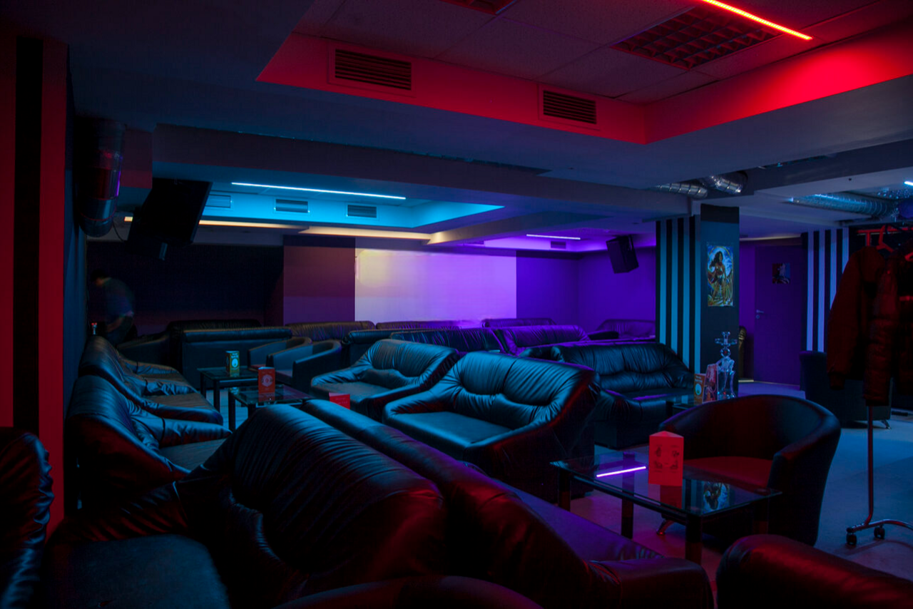 Арендовать F-Lounge Лофт с кальянами и диванами