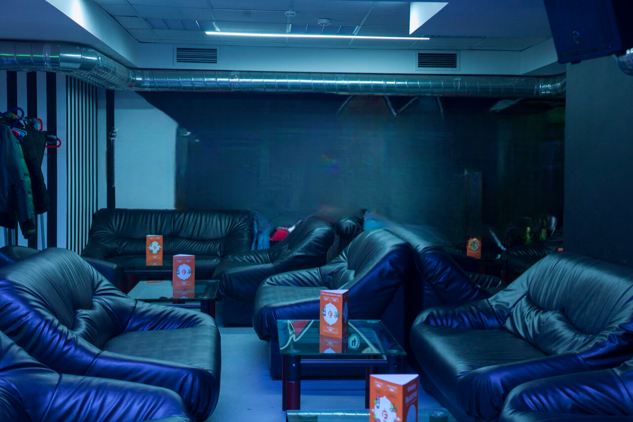 Арендовать F-Lounge Лофт с кальянами и диванами