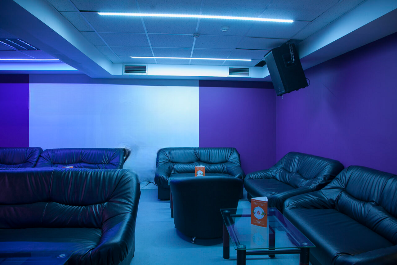 Арендовать F-Lounge Лофт с кальянами и диванами