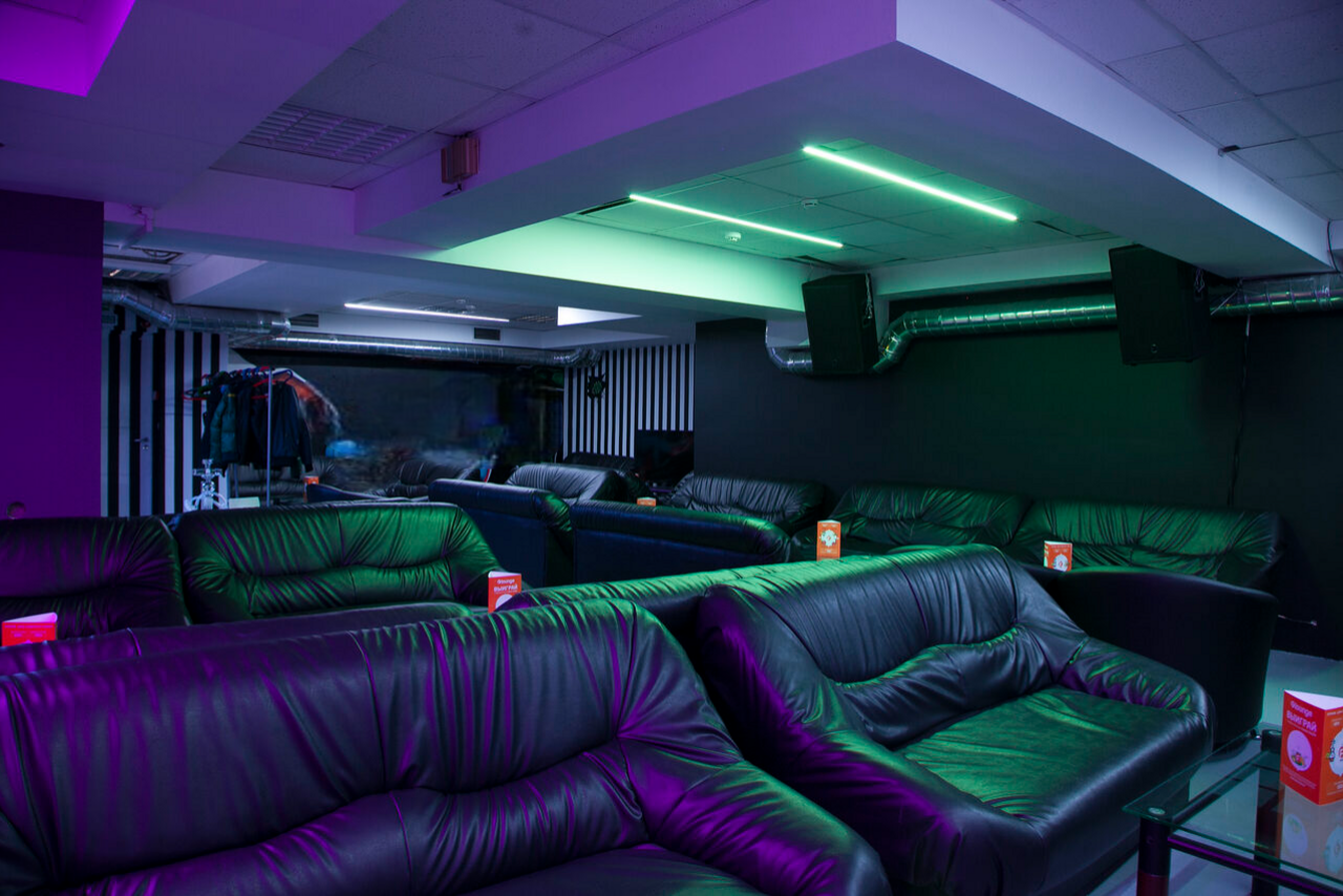 Арендовать F-Lounge Лофт с кальянами и диванами