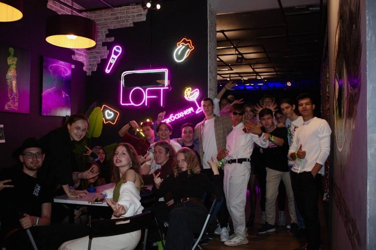 Арендовать Loft with stage near the metro . Компания празднует мероприятие и фотографируются