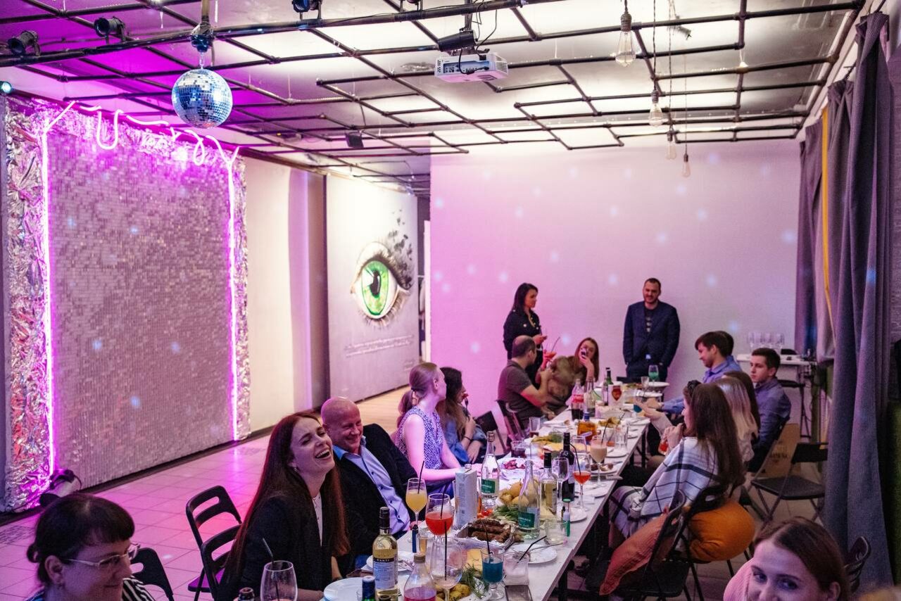 Арендовать Loft with stage near the metro . Мужчина читает тост на мероприятии