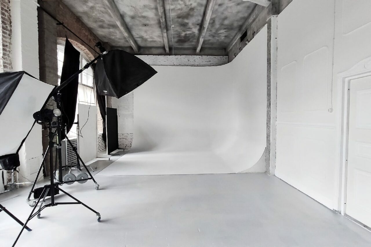 Арендовать Лофт с фактурными стенами и полом