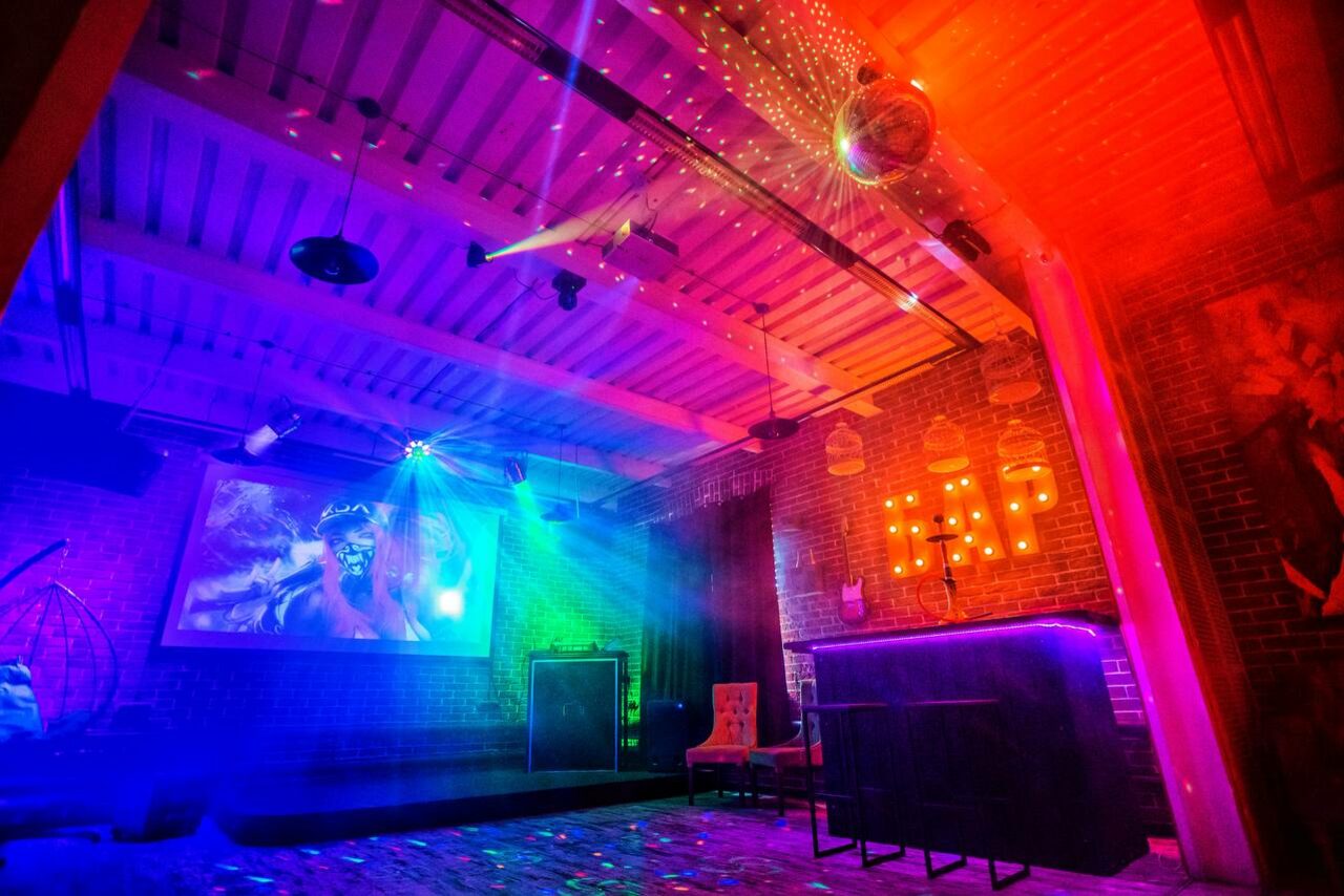 Арендовать Лофт Комод. Уютный лофт со сценой, караоке и барбекю