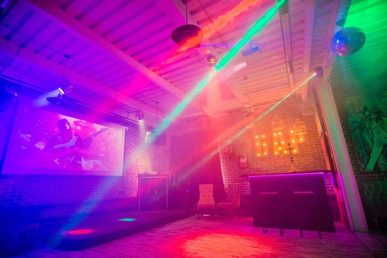 Арендовать Лофт Комод. Уютный лофт со сценой, караоке и барбекю