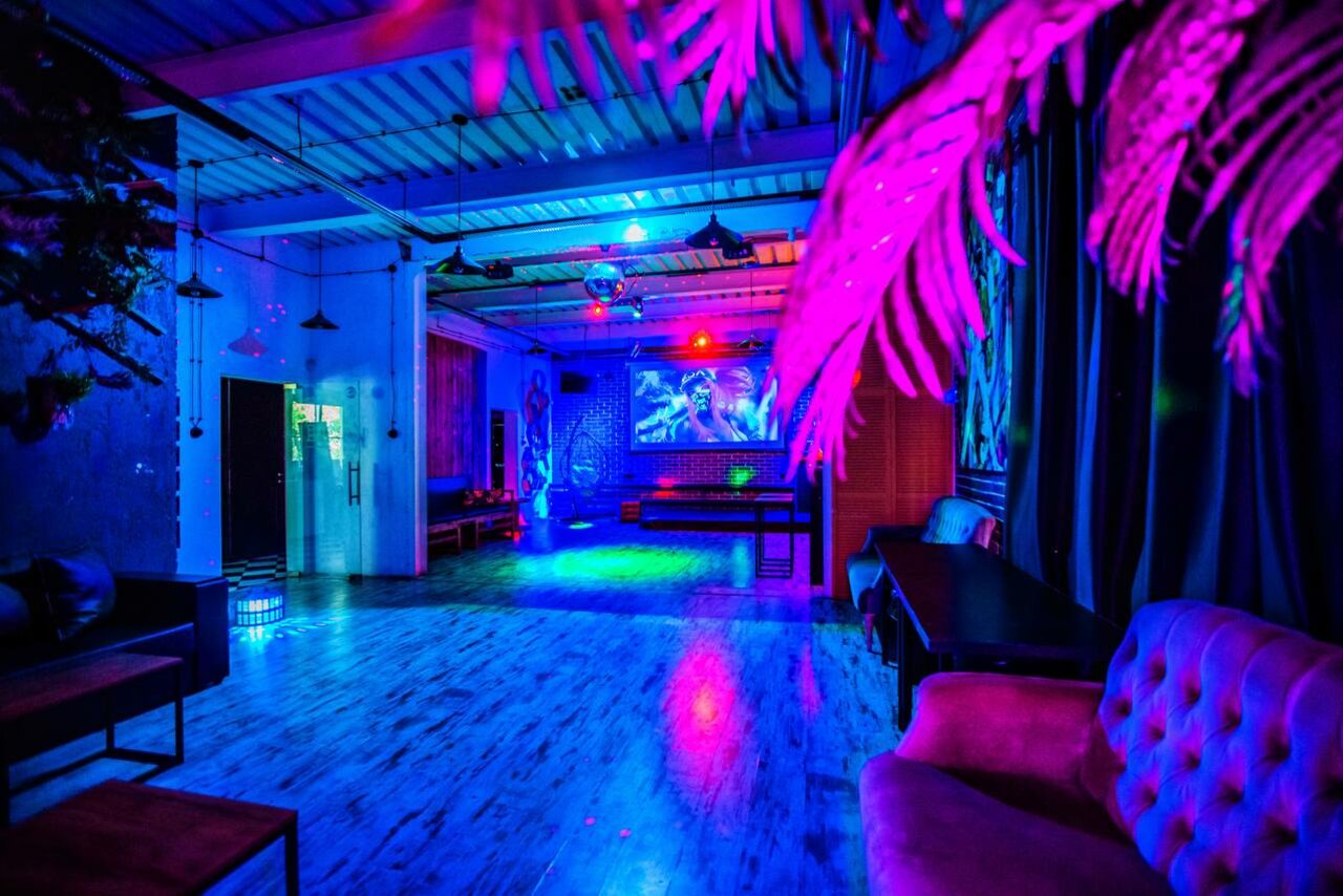 Арендовать Лофт Комод. Уютный лофт со сценой, караоке и барбекю