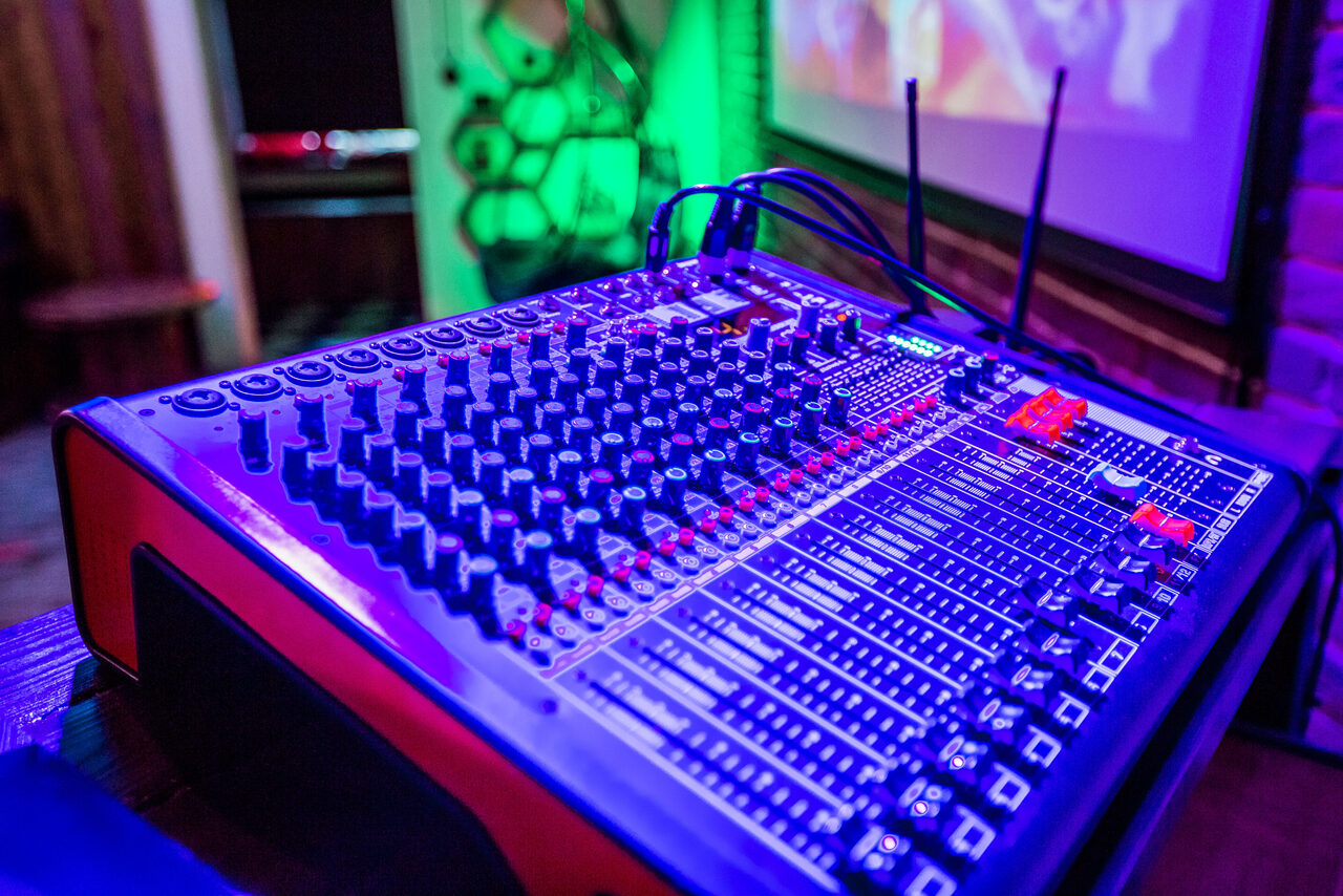 Арендовать Лофт Комод. Уютный лофт со сценой, караоке и барбекю