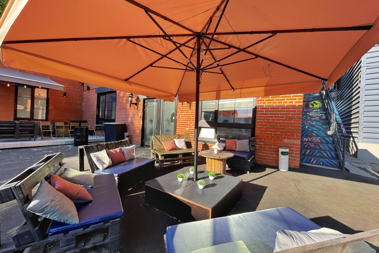 Арендовать Лофт Комод. Уютный лофт со сценой, караоке и барбекю