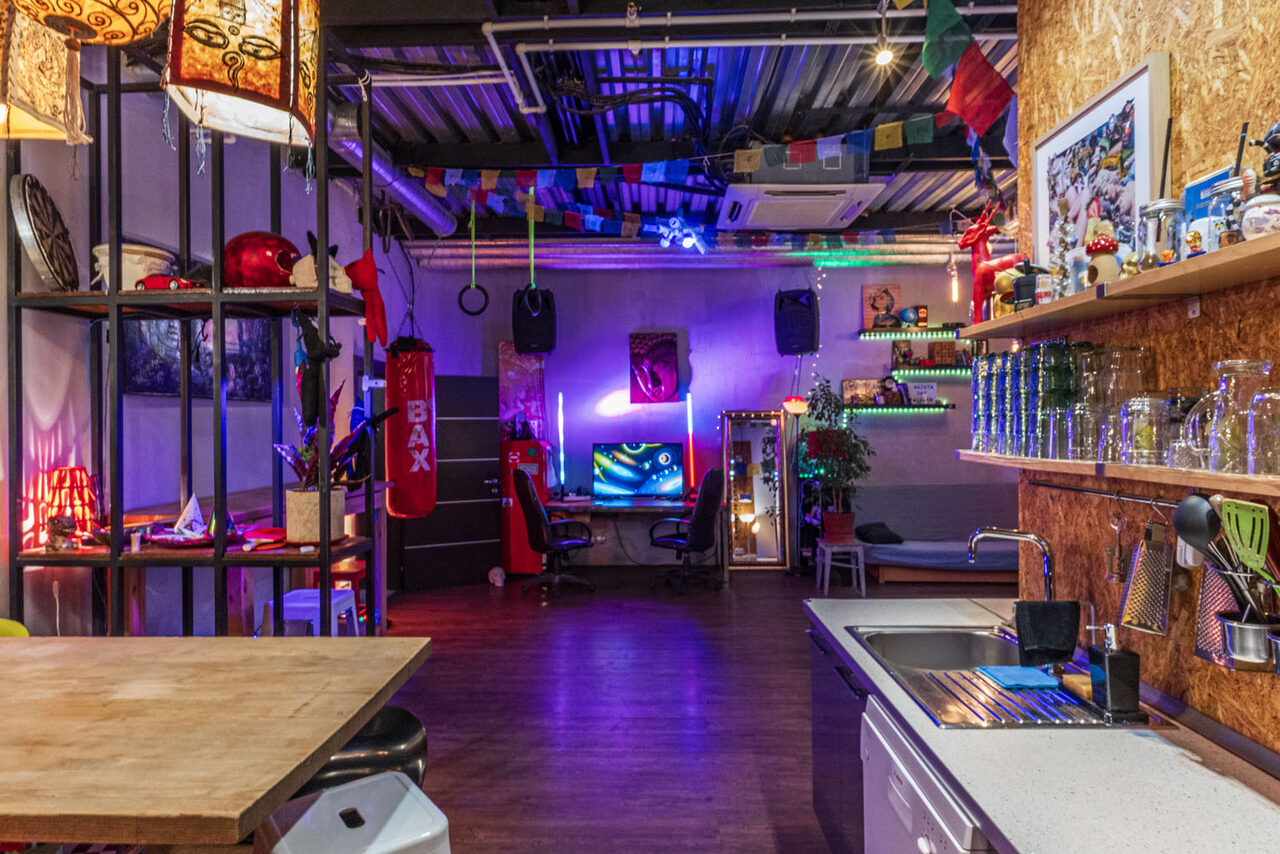 Арендовать Designer loft apartment on Aviamotornaya