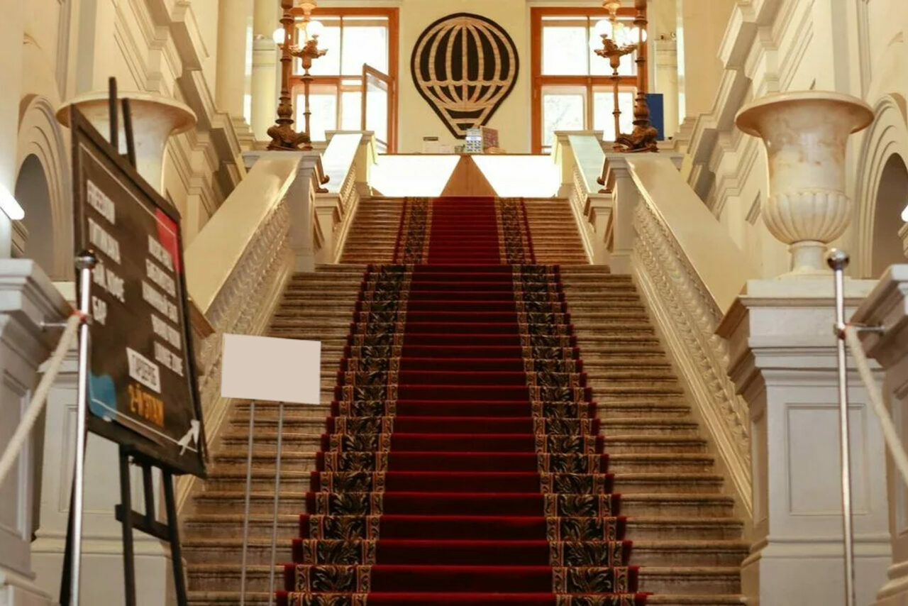 Арендовать Двухэтажный зал в английском стиле