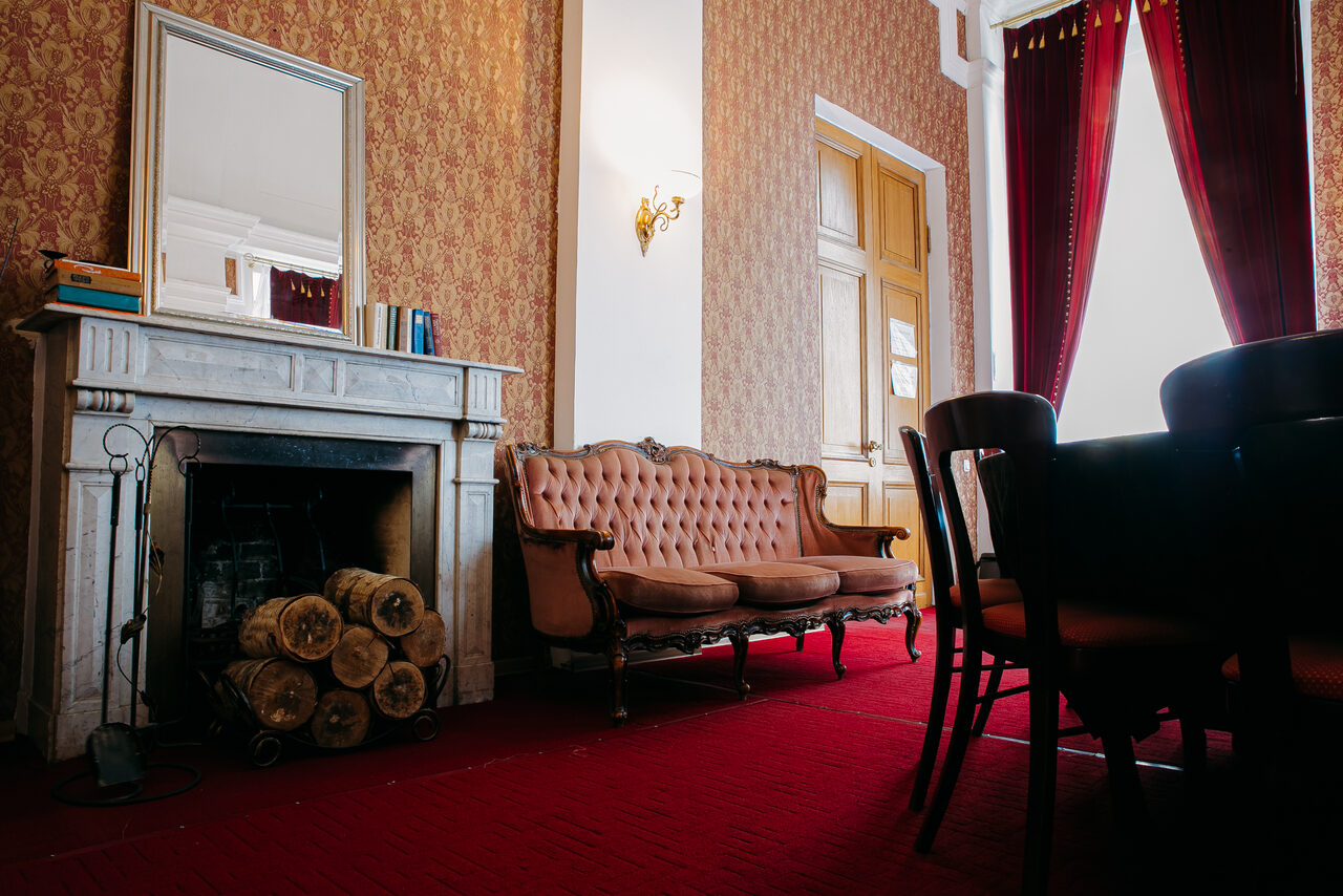 Арендовать Зал с камином и мебелью в антикварном стиле