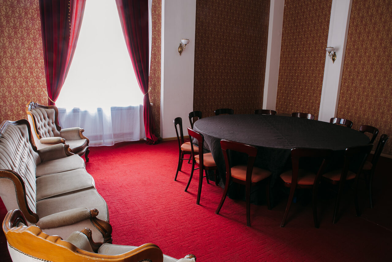 Арендовать Зал с камином и мебелью в антикварном стиле