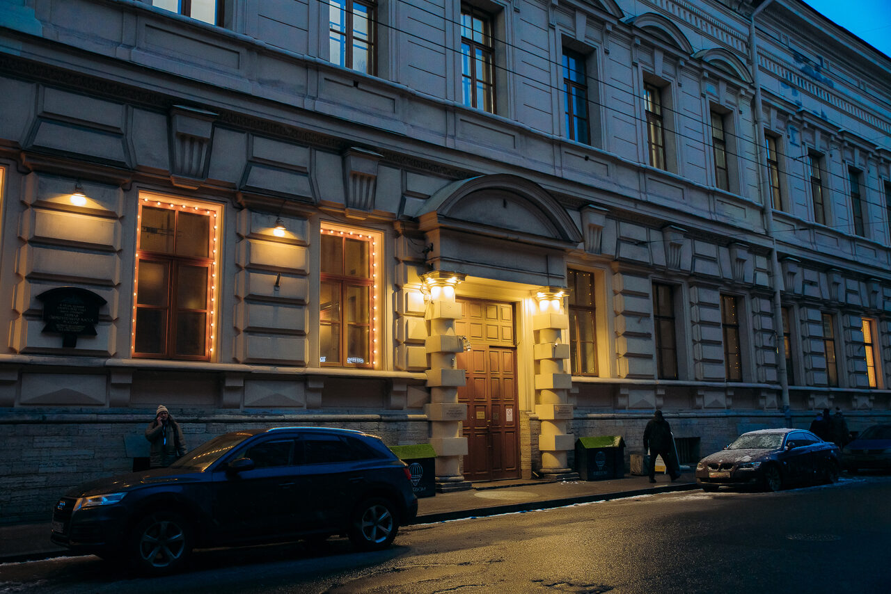 Арендовать Зал с камином и мебелью в антикварном стиле