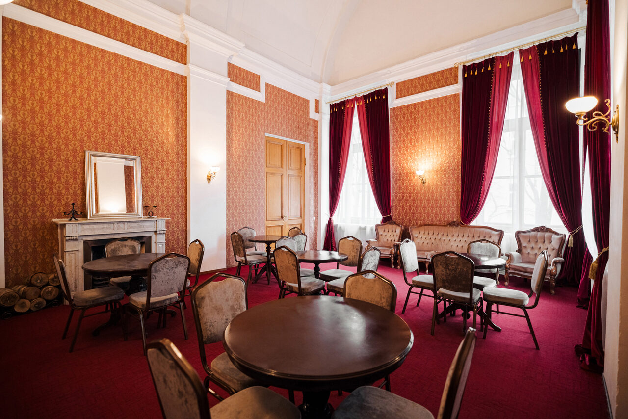 Арендовать Зал с камином и мебелью в антикварном стиле