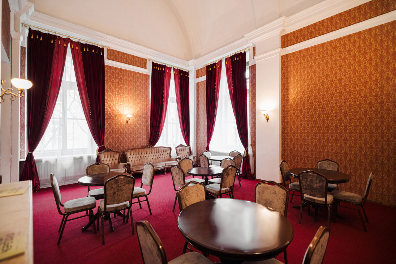 Арендовать Зал с камином и мебелью в антикварном стиле